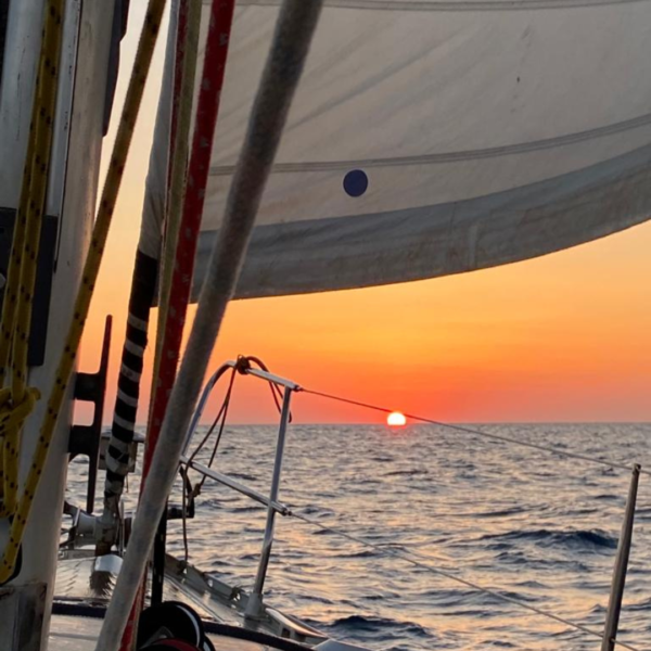 Tour in barca a vela nel Salento al tramonto
